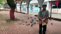 Hayatını aç hayvanları doyurmaya adadı