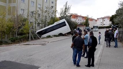 Devrilen öğrenci servisinin sürücüsü öldü