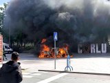 Bunalım geçiren vatandaş, kullandığı otomobili yüzlerce kişi önüne benzin döküp yaktı