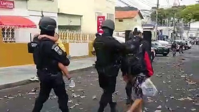 Sniper atira em sequestrador e reféns são resgatados após 16h de cárcere