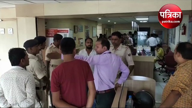 मुजफ्फरपुर ICICI बैंक से 15 लाख की दिनदहाड़े लूट, डिप्टी मैनेजर को बंधक बनाकर दिया गया घटना को अंजाम