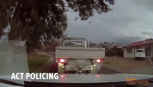 Il fait des dérapages en camion... juste devant une voiture de police... oups