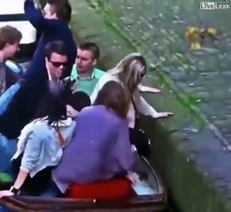 Elles tombent toutes à l'eau à cause d'un idiot trop pressé... Merci qui