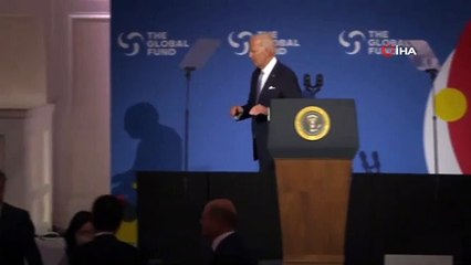 Biden’ın sahnedeki hareketleri sosyal medyada gündem oldu