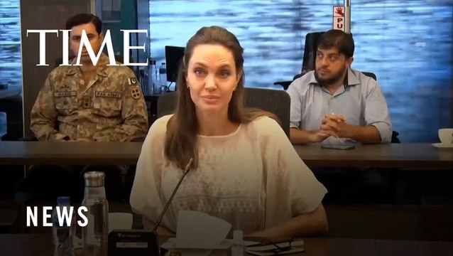 UN refugee envoy Jolie meets Pakistan flood victims