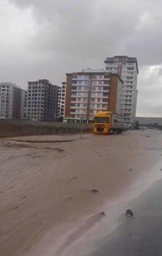 Sağanak yağmurun etkili olduğu Kayseri'de bazı evleri su bastı, yollarda sürücüler zor anlar yaşadı