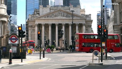 La libra y el euro alcanzan mínimos históricos