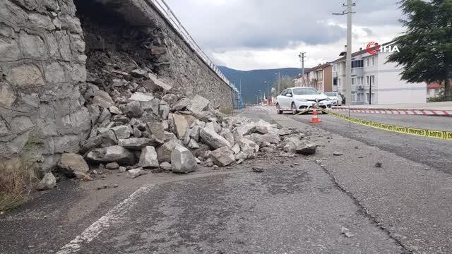 Sağanak sonrası istinat duvarı çöktü
