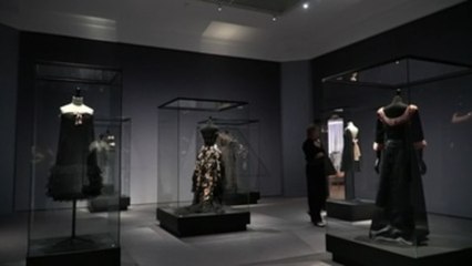 Una oda a Balenciaga, el maestro de la alta costura en negro