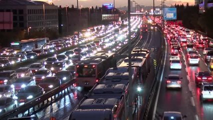 İSTANBUL-İSTANBUL'DA YAĞMUR TRAFİĞİ OLUMSUZ ETKİLEDİ