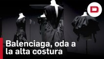 Una oda a Balenciaga, el maestro de la alta costura en negro
