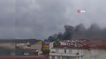 Arnavutköy'de iş yerinde yangın çıktı, alevler bir gecekonduya ve 3 katlı binaya sıçradı