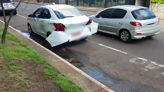 Veículos se envolvem em acidente na frente da Sede da Transitar