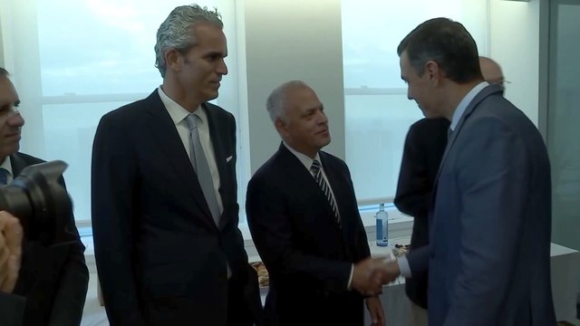 Pedro Sánchez saluda a un grupo de inversores de Wall Street.