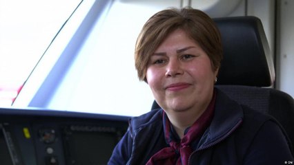 لاجئة إيرانية تتدرب على قيادة القطارات الألمانية