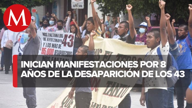 Familiares de los 43 desaparecidos protestan frente a la FGR en la CdMx