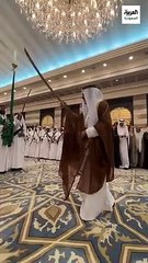 أمير منطقة مكة_المكرمة خالد_الفيصل يشارك في أداء العرضة السعودية خلال احتفالات المنطقة بـ اليوم_الوطني_السعودي_92 - عبر - @Saad_albogami_