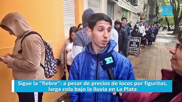 Sigue la fiebre : a pesar de precios de locos por figuritas, larga cola bajo la lluvia en La Plata
