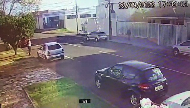 Veja momento da forte colisão que deixou dois motociclistas feridos