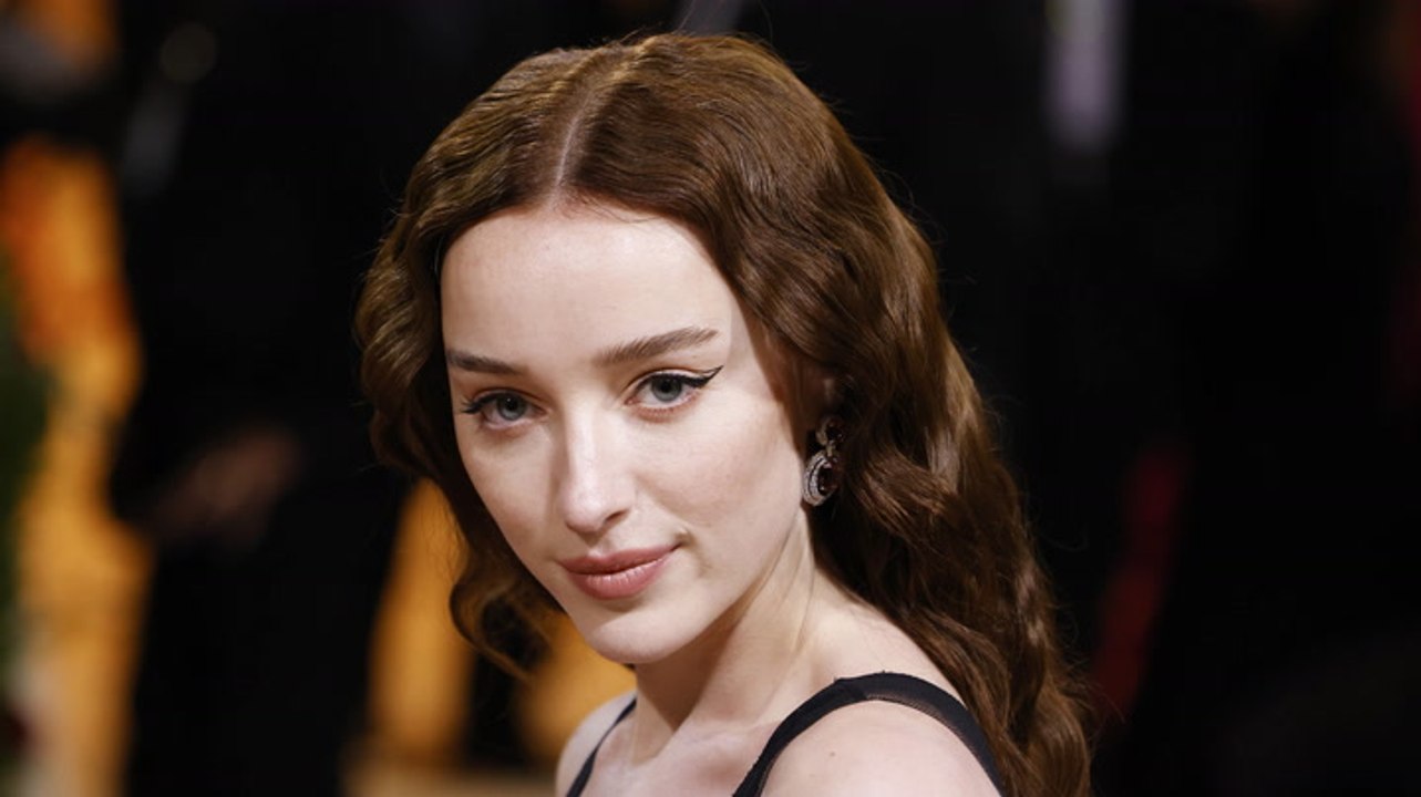 „Bridgerton“-Phoebe Dynevor: Neue Haarfarbe! Und neuer Freund?