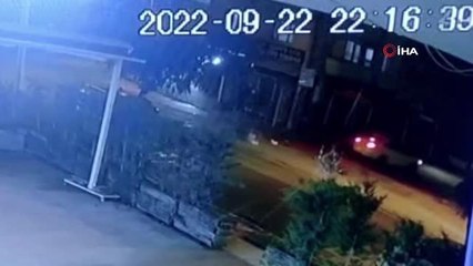 Motosiklet ile otomobil çarpıştığı feci kaza kamerada