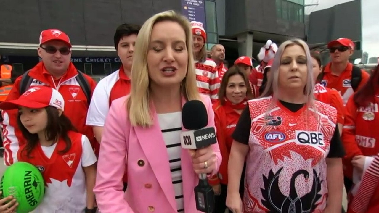 Fans flock to Melbourne CBD for AFL grand final parade