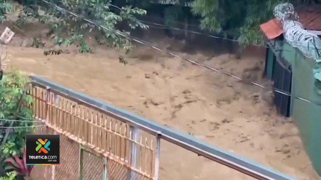 tn7-Personas-salvaron-sus-vidas-gracias-a-que-se-subieron-a-los-techos-de-sus-casas-220922