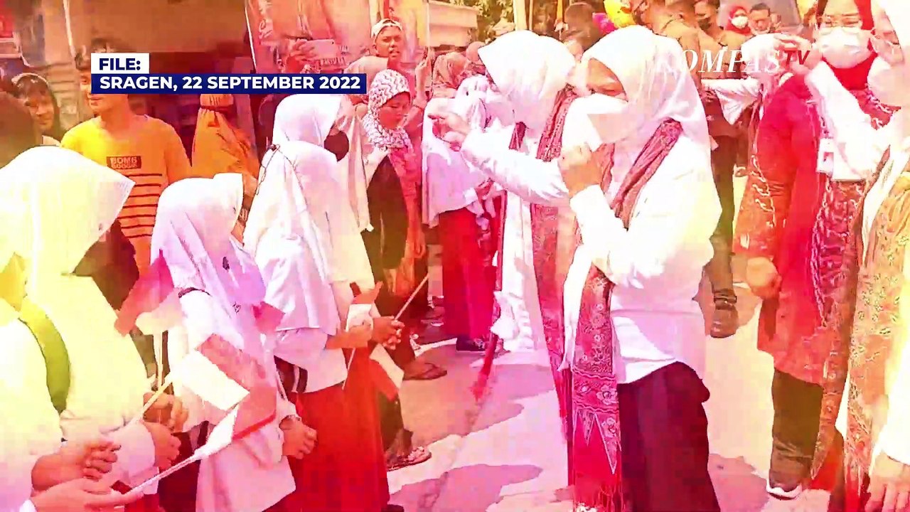 Momen Ibu Negara Iriana Jokowi Bagi-bagi Sembako di Sragen