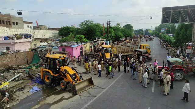 Video.... नगर निगम ने सिटी रेलवे स्टेशन के सामने अवैध कच्ची बस्ती से अतिक्रमण हटाया