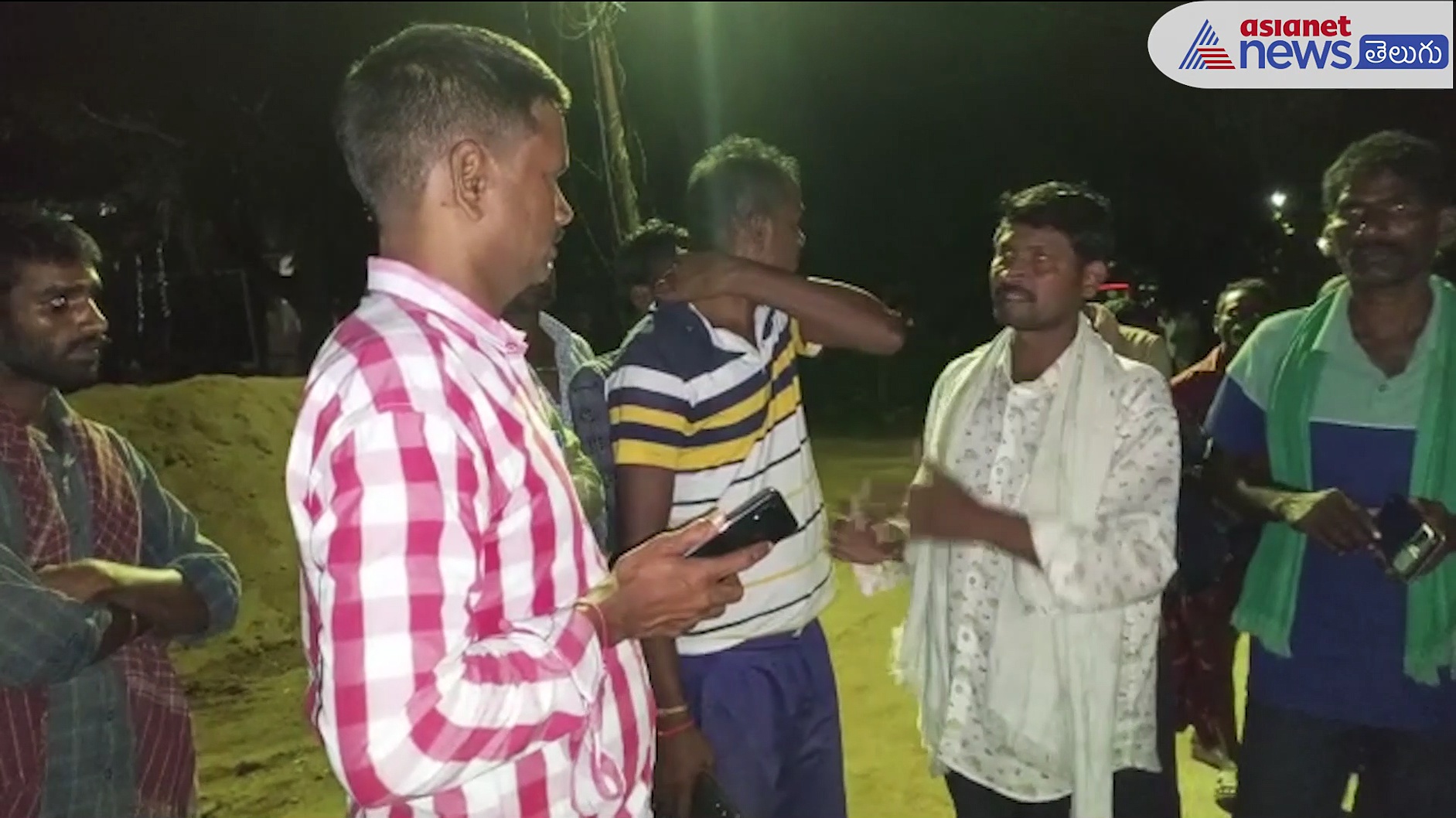 ఆడుకుంటూ చెరువులో పడిపోయి ఇద్దరు చిన్నారులు మృతి... 