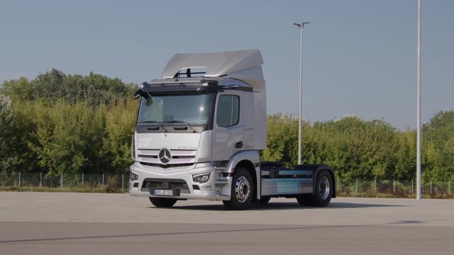 Mercedes-Benz eActros mit komplett elektrischer Nebenabtriebslösung und mit Kühlkoffer