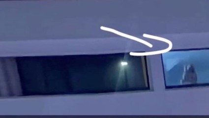 Evlerinin perdelerini kapatmayı unutan çift, koca şehre rezil rüsva oldu