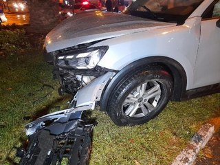 FATİH'TE OTOMOBİL TUR OTOBÜSÜNE ÇARPTI: 2 YARALI