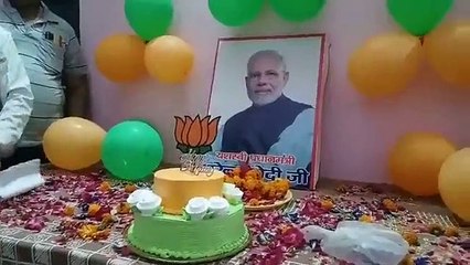 प्रधानमंत्री नरेंद्र मोदी की तस्वीर पर माला चढ़ाते ये योगी सरकार के माननीय मंत्री राकेश सचान है..!