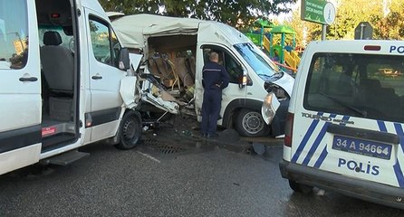 İstanbul’da servis minibüsleri çarpıştı: 1’i ağır 4 yaralı