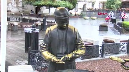 Eminönü'nde simitçi heykelindeki simitleri çaldılar