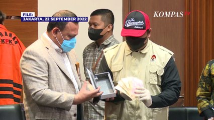 Penampakan Uang Suap Hakim Agung Dalam Kotak Kamus Bahasa Inggris