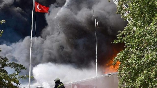 Canlarını tehlikeye atıp, bayrağı yanmaktan kurtardılar