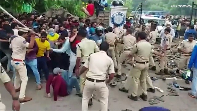 Индия: давка в очереди за билетами на крикет