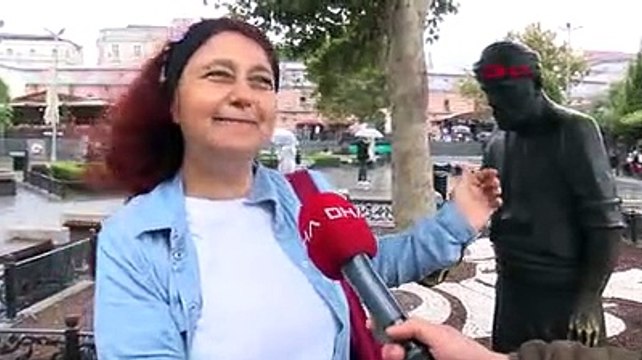 Eminönü'ndeki simitçi heykelinin simitleri çalındı