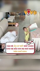 Cậu bé ấm áp biết đắp chăn cho mẹ bầu khi mẹ ngủ quên trên ghế sofa