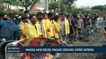 Massa Aksi Segel Pagar Gedung DPRD Jateng
