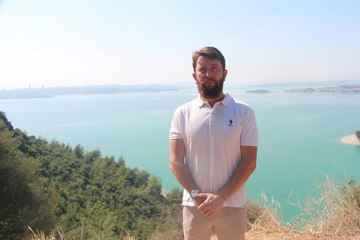 SOKAK KÖPEKLERİ İÇİN PLASTİK ATIKLI YİYECEK TEHLİKESİ