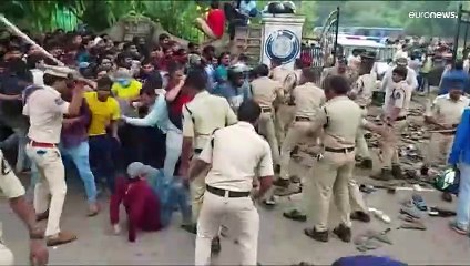 Filas para comprar bilhetes de cricket terminam com feridos