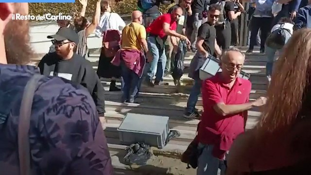 Alluvione Marche, protesta degli attivisti di Fridays for future davanti in Regione