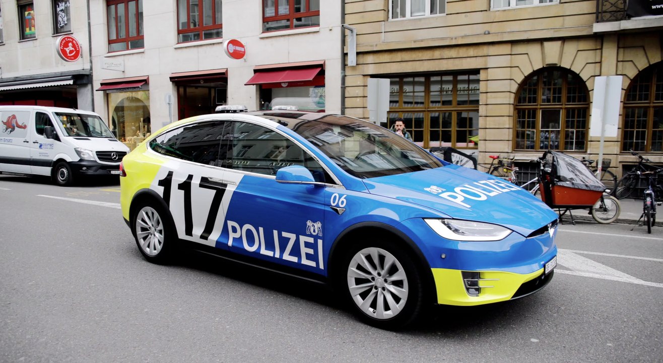 Schweiz: polizei-tesla blockiert festnahme