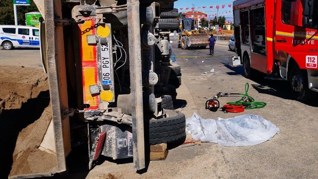 Devrilen kamyonun altında kalan acil tıp teknikeri Betül öldü