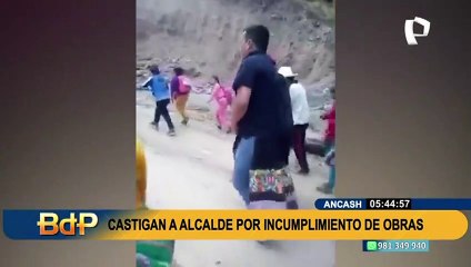 Atado de manos y con pollera: castigan a alcalde por paralización de obra en Áncash