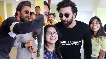 Ranbir Kapoor Female Fans के साथ Selfie Video Viral, लड़कियों ने घेरकर  | Boldsky *Entertainment