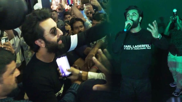 रणबीर कपूर और अयान मुख़र्जी फैंस के बीच अपनी फिल्म का रिएक्शन लेने पहुंचे